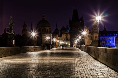 Prag, Çek Cumhuriyeti, 5 Nisan 2019. Charles Köprüsü 'nün gece manzarası çok güzel, insan yok.