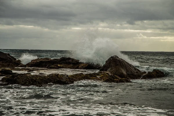 Одна Хвиля Розбиває Камінь Лансароте Весняна Погана Погода — стокове фото