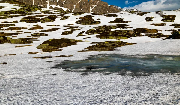 春天里阳光明媚的时候 阿尔卑斯山中的一个小冰湖 没有人 — 图库照片