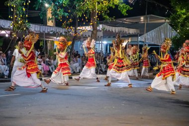 Colombo, Sri Lanka. 06 Şubat 2023 Colombo sokaklarında filler ve dansçılarla dolu büyük bir karnaval aldır.