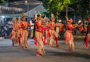 Colombo, Sri Lanka. 06 Şubat 2023 Colombo sokaklarında filler ve dansçılarla dolu büyük bir karnaval aldır.