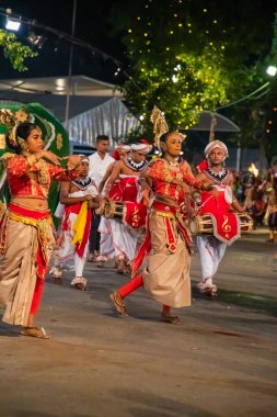 Colombo, Sri Lanka. 06 Şubat 2023 Colombo sokaklarında filler ve dansçılarla dolu büyük bir karnaval aldır.