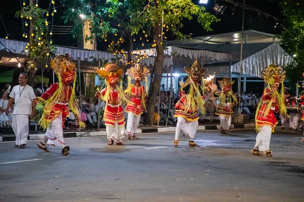 スリランカのコロンボ 2月20日コロンボの通りを通って明るい民族衣装の象やダンサーと大規模なカーニバルのお祝い行列 — ストック写真