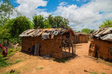 Diani, Mombasa, 17 Ekim 2019, Afrika, Kenya. Masai köyü, çatılı küçük kil evler.