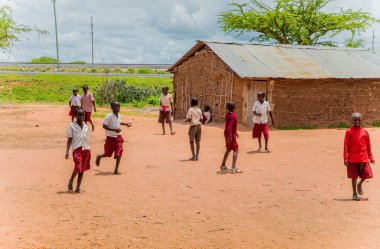 Diani, Mombasa, 17 Ekim 2019, Afrika, Kenya. Masai köyündeki Afrikalı çocuklar okulun yakınında futbol oynuyorlar.