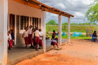 Diani, Mombasa, 17 Ekim 2019, Afrika, Kenya. Masai köyünden Afrikalı çocuklar okul üniformalarıyla ara vermişler.