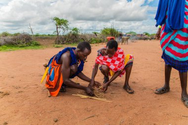 Diani, Mombasa, 17 Ekim 2019, Afrika, Kenya. Masai erkekleri geleneksel yoldan ateş yakar.