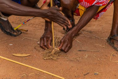 Diani, Mombasa, 17 Ekim 2019, Afrika, Kenya. Masai erkekleri geleneksel yoldan ateş yakar.