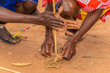 Diani, Mombasa, 17 Ekim 2019, Afrika, Kenya. Masai erkekleri geleneksel yoldan ateş yakar.