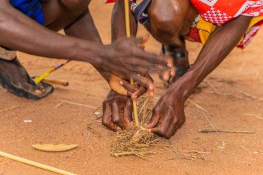 Diani, Mombasa, 17 Ekim 2019, Afrika, Kenya. Masai erkekleri geleneksel yoldan ateş yakar.
