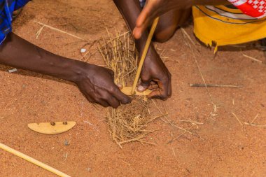 Diani, Mombasa, 17 Ekim 2019, Afrika, Kenya. Masai erkekleri geleneksel yoldan ateş yakar.