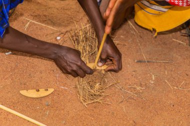 Diani, Mombasa, 17 Ekim 2019, Afrika, Kenya. Masai erkekleri geleneksel yoldan ateş yakar.