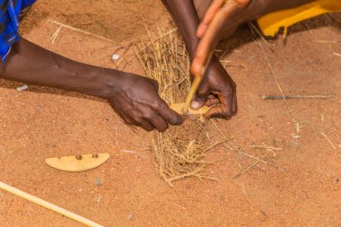Diani, Mombasa, 17 Ekim 2019, Afrika, Kenya. Masai erkekleri geleneksel yoldan ateş yakar.