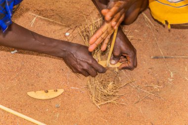 Diani, Mombasa, 17 Ekim 2019, Afrika, Kenya. Masai erkekleri geleneksel yoldan ateş yakar.