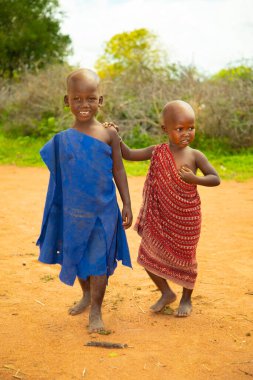 Diani, Mombasa, 17 Ekim 2019, Afrika, Kenya. Küçük Afrikalı Masai çocukları kameraya cana yakın görünüyor.