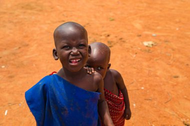 Diani, Mombasa, 17 Ekim 2019, Afrika, Kenya. Küçük Afrikalı Masai çocukları kameraya cana yakın görünüyor.