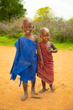 Diani, Mombasa, 17 Ekim 2019, Afrika, Kenya. Küçük Afrikalı Masai çocukları kameraya cana yakın görünüyor.