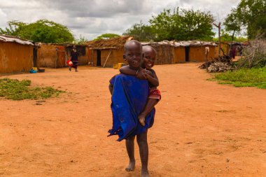 Diani, Mombasa, 17 Ekim 2019, Afrika, Kenya. Küçük Afrikalı Masai çocukları kameraya cana yakın görünüyor.