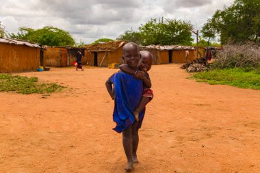 Diani, Mombasa, 17 Ekim 2019, Afrika, Kenya. Küçük Afrikalı Masai çocukları kameraya cana yakın görünüyor.