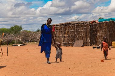Diani, Mombasa, 17 Ekim 2019, Afrika, Kenya. Geleneksel giysili Masai kadınları birbirleriyle iletişim kurar ve gülerler.