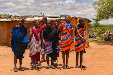 Diani, Mombasa, 17 Ekim 2019, Afrika, Kenya. Geleneksel battaniye giyen Massai, Tanzanya ve Kenya 'daki Serengetti' ye bakıyor.