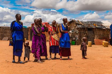 Diani, Mombasa, 17 Ekim 2019, Afrika, Kenya Masaili geleneksel elbiseli kadınlar birbirleriyle iletişim kurar ve gülerler.