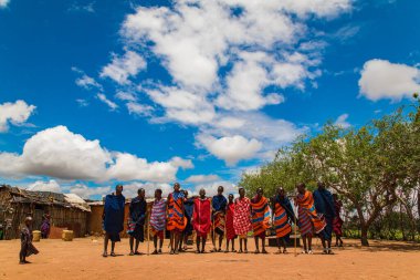 Diani, Mombasa, 17 Ekim 2019, Afrika, Kenya. Geleneksel battaniye giyen Massai erkekleri Tanzanya 'da Serengetti' ye ve geleneksel Massai köyünde Kenya 'ya bakıyor.