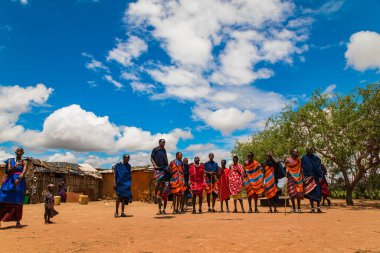 Diani, Mombasa, 17 Ekim 2019, Afrika, Kenya. Geleneksel battaniye giyen Massai erkekleri Tanzanya 'da Serengetti' ye ve geleneksel Massai köyünde Kenya 'ya bakıyor.