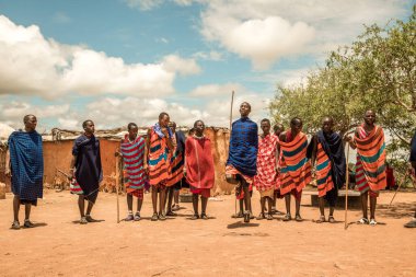 Diani, Mombasa, 17 Ekim 2019, Afrika, Kenya. Geleneksel battaniye giyen Massai erkekleri Tanzanya 'da Serengetti' ye ve geleneksel Massai köyünde Kenya 'ya bakıyor.