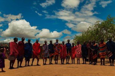 Diani, Mombasa, 17 Ekim 2019, Afrika, Kenya. Geleneksel battaniye giyen Massai erkekleri Tanzanya 'da Serengetti' ye ve geleneksel Massai köyünde Kenya 'ya bakıyor.