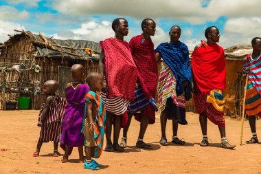 Diani, Mombasa, 17 Ekim 2019, Afrika, Kenya. Geleneksel battaniye giyen Massai erkekleri Tanzanya 'da Serengetti' ye ve geleneksel Massai köyünde Kenya 'ya bakıyor.