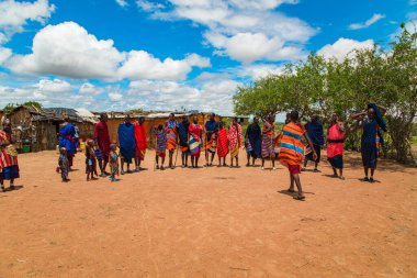 Diani, Mombasa, 17 Ekim 2019, Afrika, Kenya. Geleneksel battaniye giyen Massai erkekleri Tanzanya 'da Serengetti' ye ve geleneksel Massai köyünde Kenya 'ya bakıyor.