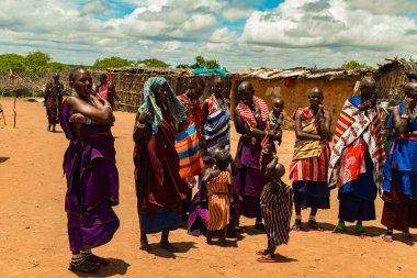 Diani, Mombasa, 17 Ekim 2019, Afrika, Kenya Masaili geleneksel elbiseli kadınlar birbirleriyle iletişim kurar ve gülerler.