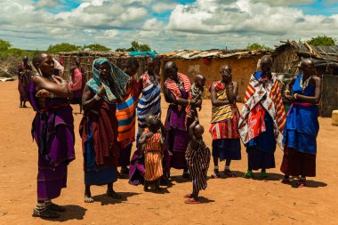 Diani, Mombasa, 17 Ekim 2019, Afrika, Kenya Masaili geleneksel elbiseli kadınlar birbirleriyle iletişim kurar ve gülerler.