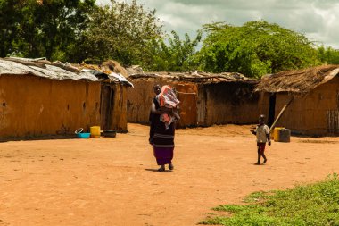Diani, Mombasa, 17 Ekim 2019, Afrika, Kenya. Geleneksel elbiseli, çocuklu Masai kadınları