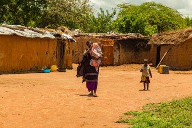 Diani, Mombasa, 17 Ekim 2019, Afrika, Kenya. Geleneksel elbiseli, çocuklu Masai kadınları