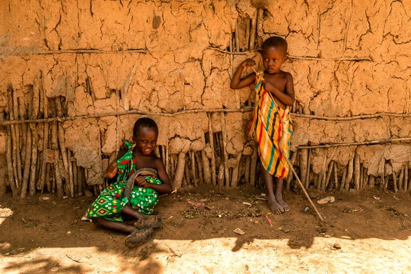 Diani Mombasa Octubre 2019 Africa Kenya Niños Aldea Masai Sientan —  Fotos de Stock
