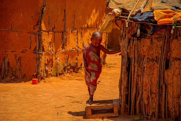 Diani Mombasa 10月2019 アフリカ ケニア マサイ族の村の民族衣装を着た少女が家の粘土壁の近くに立っている — ストック写真
