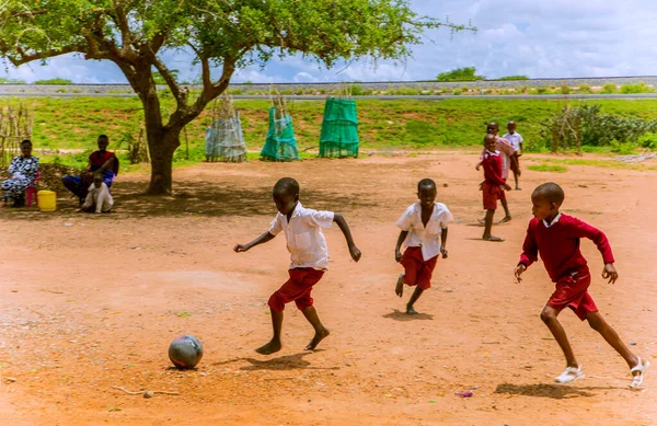 Diani Mombasa 10月2019 アフリカ ケニア 学校の近くでサッカーをしているマサイ族の子供たち — ストック写真