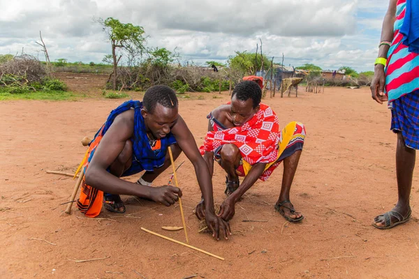 Diani Mombasa Outubro 2019 África Quênia Maasai Homens Fazer Fogo — Fotografia de Stock