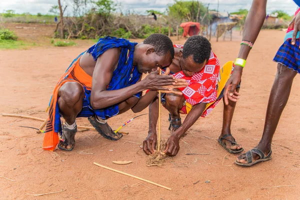 Diani Mombasa Outubro 2019 África Quênia Maasai Homens Fazer Fogo — Fotografia de Stock