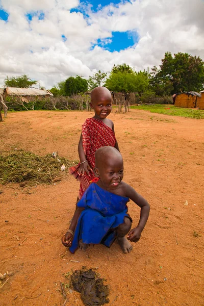 Diani Mombasa 10月2019 アフリカ ケニア 小さなアフリカのMaasaiの子供たちはカメラを見て友好的に見える — ストック写真