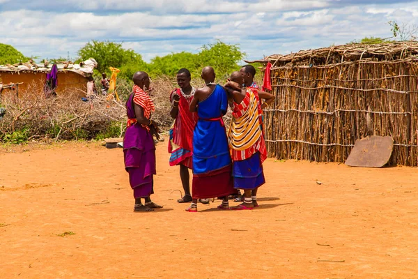 Diani, Mombasa, 17 Ekim 2019, Afrika, Kenya Masaili geleneksel elbiseli kadınlar birbirleriyle iletişim kurar ve gülerler.