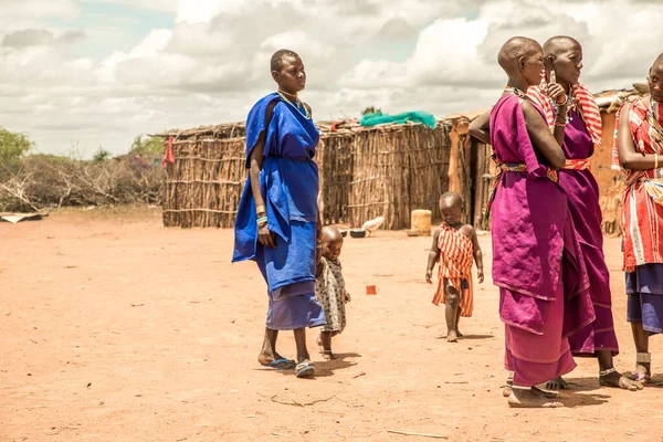 Diani Mombasa 10月2019 アフリカ ケニア 伝統的なドレスを着た子供を持つマサイ族の女性はお互いに通信し 笑います — ストック写真