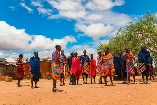 Diani, Mombasa, 17 Ekim 2019, Afrika, Kenya. Geleneksel battaniye giyen Massai erkekleri Tanzanya 'da Serengetti' ye ve geleneksel Massai köyünde Kenya 'ya bakıyor.