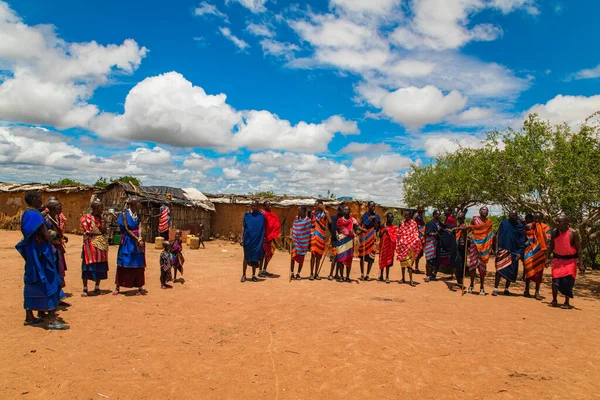 stock image Diani, Mombasa, 17 oktober 2019, Africa, Kenya. Massai men, wearing traditional blankets, overlooks Serengetti in Tanzania and Kenya in traditional massai village