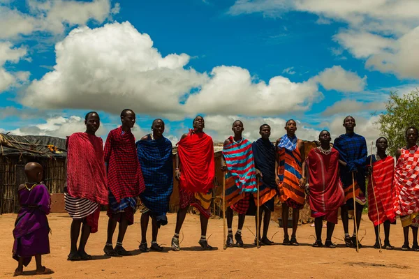 Diani, Mombasa, 17 Ekim 2019, Afrika, Kenya. Geleneksel battaniye giyen Massai erkekleri Tanzanya 'da Serengetti' ye ve geleneksel Massai köyünde Kenya 'ya bakıyor.