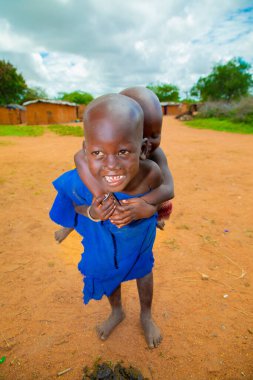 Kenya Afrika, 16 Ekim 2019. Masai kabilesinden iki küçük Afrikalı kız çok kötü giyinmişler.
