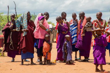 Kenya Afrika, 16 Ekim 2019. Afrika kabilesinden Maasai 'li kadınlar köy evlerinde kilden yapılmış ulusal elbiseler giyiyorlar.