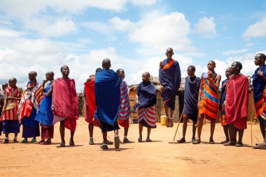 Kenya Afrika, 16 Ekim 2019. Afrika kabilesi Masai 'li erkekler geleneksel köylerinin arka planına karşı tam gelişim içinde.